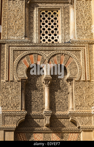 Geschnitzten Stein und Mauerwerk Dekoration auf der Westfassade der großen Moschee, La Mezquita in Córdoba, Spanien Stockfoto