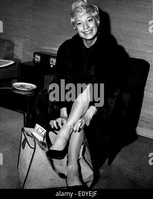 1. Januar 1970 - London, England, Vereinigtes Königreich - Datei Foto: ca. 1970er und 1980er Jahren. CAROL ELAINE CHANNING (geb. 31. Januar 1921, Seattle, Washington) ist eine US-amerikanische Sängerin und Schauspielerin. Der Empfänger der drei Tony Awards (darunter eine für sein Lebenswerk), einen Golden Globe und eine Oscar-Nominierung, Channing ist bekannt für ihre Rolle Lorelei Lee in Blondinen bevorzugt und als Dolly Gallagher Levi in Hallo, Dolly! Stockfoto