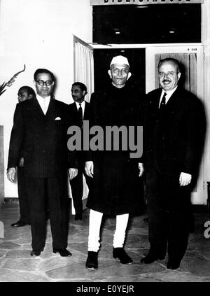 1. Januar 1970 - Datei Foto: ca. 1970er Jahre, Ort unbekannt. MORARJI RANCHHODJI DESAI (29. Februar 1896 Ð 10. April 1995) war eine indische Unabhängigkeit-Aktivist und der indische Premierminister von 1977-79. Er war der erste indische Premierminister, die nicht der Indian National Congress angehörten. Er ist der einzige Inder, der höchsten zivilen Auszeichnungen aus Indien und Pakistan, den Bharat Ratna und Nishaan-e-Pakistan zu erhalten. Stockfoto