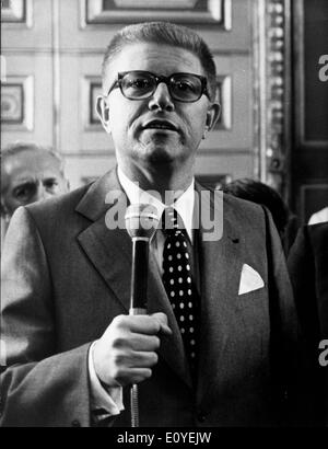 1. Januar 1970 - Datei Foto: ca. 1970er Jahre, Ort unbekannt. JEAN-PIERRE FOURCADE (geboren 18. Oktober 1929) ist ein französischer Politiker und Mitglied des französischen Senats. Er vertritt Département Hauts-de-Seine und ist Mitglied der Union für eine populäre Bewegung Partei. Stockfoto