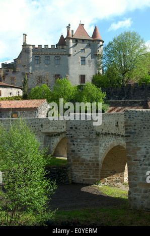 Alte Brücke und Schloss in Saint-Amand-Tallende, Puy de Dome, Auvergne, Frankreich Stockfoto