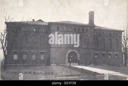 Diese Postkarte aus der Bowden Collection zeigt einen historischen Blick auf Herron Gym, ein Fitnessstudio auf dem Campus der Miami University in Oxford, Ohio. Das Gebäude ist ein bedeutendes Beispiel für die Stiftsarchitektur des frühen 20. Jahrhunderts. Stockfoto