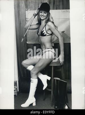 1. Januar 1970 - winterfest Ken Gillian: Tally Ho; Die Foxhunt war nie so in Opas Tag. Vielleicht liegt das daran 20-Year-Old Gillian Blake, der Billericay, in ihrem Bikini und trendige Jagdausrüstung zur Gnade der Szene nicht da war. Stockfoto