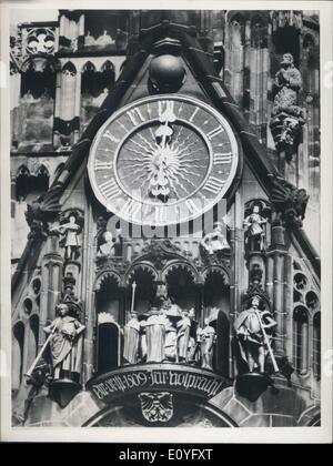 1. Januar 1970 - wurde die '' Maennleinlaufen'' (läuft der kleinen Männer) eine große Spieluhr aus dem 14. Jahrhundert im Tower der Nürnberger Frauenkirche (Liebfrauenkirche) in Bewegung jetzt gesetzt nach gründlich repariert. Die Arbeit zeigt Kaiser Charles IV der Luxemburger mit den sieben Kurfürsten Hommage zu tun und daran erinnern, dass die Liebfrauenkirche Bau unter dem Schutz des Kaisers war. Stockfoto