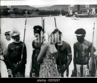 4. April 1970 - königliche Tour durch Australien. Prinzessin Anne sieht Re Enactment von Captain Cooks Landung. Foto zeigt: Prinzessin Anne spricht mit Eingeborenen in Cooktown, North Queensland heute während einer Re-Inszenierung von Captain Cooks Landung. Stockfoto