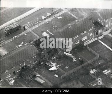 4. April 1970 - drei getötet als Flugzeug stürzt auf Haus: gestern wurden drei Menschen getötet, wenn ein Zwilling Taube engined executive Flugzeug stürzte auf ein Rathaus in Fordhouses, Wolverhampton, und in Brand gesetzt. Die Taube Besatzung von zwei gestorben und andere Opfer war Frau Nellie Hilton, 51, lebte im Haus durch das Flugzeug getroffen. Frau Hilton Sohn, Paul, 24, eine London-Lehrerin, sprang aus einem Fenster im oberen Stock mit seiner Frau Susan, da das Haus in geraten Brand. Sie wurden ins Krankenhaus gebracht und inhaftiert. Der Pilot 12 Sitzer Flugzeug, Capt Stockfoto