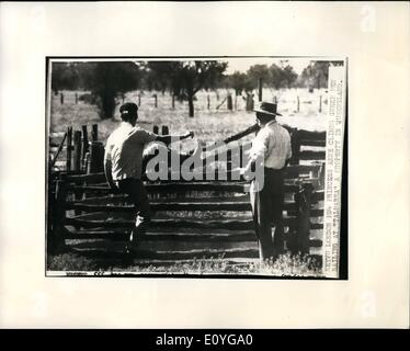 4. April 1970 - Prinzessin Anne klettert Schafe Pen überfallen. Foto zeigt: Prinzessin Anne abgebildet, wie sie einen Schafstall, Geländer, bei '' Talbarea'' - eine Immobilie in Queensland klettert. Australien. Stockfoto