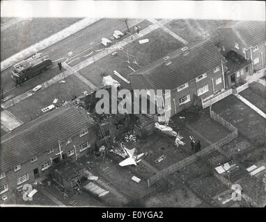 4. April 1970 - drei getötet als Flugzeug stürzt auf Haus: gestern wurden drei Menschen getötet, wenn ein Zwilling Taube engined executive Flugzeug stürzte auf ein Rathaus in Fordhouses, Wolverhampton, und in Brand gesetzt. Die Taube Besatzung von zwei gestorben und andere Opfer war Mrs.Nellie Hilton, 51, lebte im Haus durch das Flugzeug getroffen. Frau Hilton Sohn, Paul, 24, eine London-Lehrerin, sprang aus einem Fenster im oberen Stock mit seiner Frau Susan, da das Haus in geraten Brand. Sie wurden ins Krankenhaus gebracht und inhaftiert. Der Pilot des Flugzeugs 12-Sitzer, Capt Stockfoto