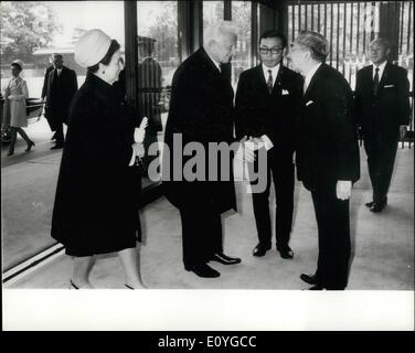 4. April 1970 - Svoboda in Japan: Ludvik Svoboda, Präsident der Tschechoslowakei und seine Frau, Irena, werden bei der Ankunft an der kaiserlichen Palast bin Tokio zum Mittagessen von Kaiser Hirohito begrüßt, (zentrale Figur ist ein Dolmetscher). Svoboda war in Japan der tschechoslowakischen Pavillon auf der Expo 70 für tschechoslowakische Tag zu besuchen. Stockfoto