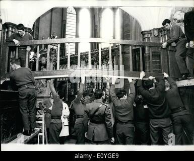 4. April 1970 - löst Armee der Abtei Tourist "Jam"; Pioniere der 24 Field Squadron, Royal Engineers, Chatham, Kent, frisch aus einem Brückenbau Aufgabe in Äthiopien, ging in die Tat gestern in Westminster Abbey. Sie waren eine glasfaserverstärkte Kunststoffe, Aluminium und Legierungen und Stahlbrücke an St. Edwards Chapel, die den Schrein von St. Edward der Bekenner enthält, bis zum Eingang des Henry VII Kapelle errichten. Die Innovation wird Staus "Tourist", der Brücke, an diesem Abend geöffnet werden, präsentierte sich von der Institution of Civil Engineers. Stockfoto