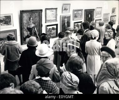 5. Mai 1970 - Bürgermeister Academy Summer Exhibition - Vernissage: heute war Private Sommerausstellung der Royal Academy, die für die Öffentlichkeit im Burlington House Morgen geöffnet!. Das Foto zeigt Anstieg der Besucher um das unvollendete Porträt - der späten Prinzessin Marina von Simon Eelwes und Ruskin Spear Porträt des Premierministers, Mr. Wilson - bei der heutigen Vernissage. Stockfoto