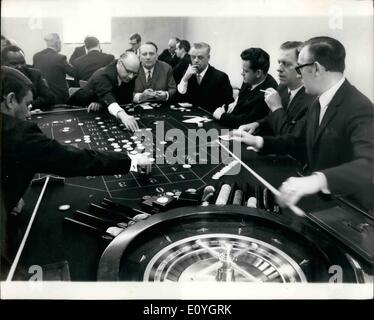 5. Mai 1970 - Gaming Board Inspektorat Ausbildungsstätte in Leyton High Road: Ein Kurs für 21 Gaming-Inspektoren ist jetzt im Gange in Leyton, East London. Das Objekt der Inspektoren ist sicherzustellen, dass alle Vorschriften hinsichtlich Gaming Caming Gesetzes eingehalten werden. Die Inspektoren durchlaufen einen 15-Wochen-Kurs '' Black Jack'' '' Roulette'' und '' Krepp '' etc. zu studieren. Foto zeigt A Spiel "Roulette" in Progress von Inspektoren, rechts, die '' Croupler'' ist Herr Paul Horne, Ex-Klub Croupier war. Stockfoto