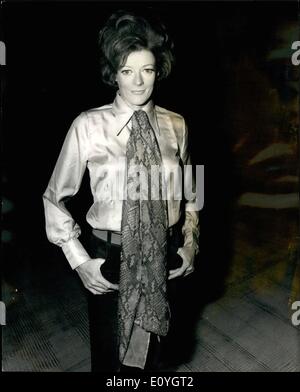 5. Mai 1970: Maggie Smith gewinnt Oscar: Schauspielerin Maggie Smith 34, gewann einen Oscar für ihre Rolle in dem Film Prime of Miss Jean Brodie, in dem sie die Rolle einer Spinster School-Lehrerin spielte. Die Auszeichnungen wurden gestern Abend in Hollywood vergeben. Miss Smith eröffnet heute Abend ein neues Stück im alten  Beaux Stratagem. Das Foto zeigt Maggie Smith, die heute Abend im Old Vic zu ihrem ersten Abend in einem neuen Stück gesehen wurde. Stockfoto