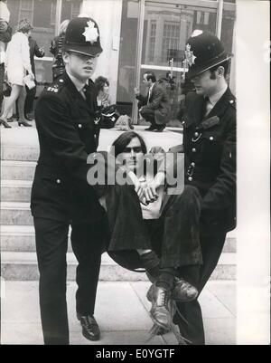 5. Mai 1970 - Foto zeigt einen der Demonstranten wird heute Nachmittag von der amerikanischen Botschaft entfernt. Stockfoto