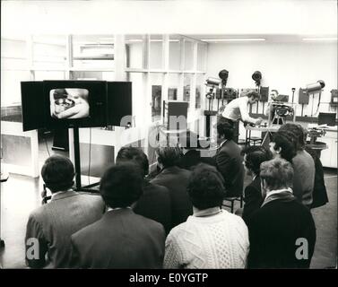 5. Mai 1970 - neue Schule der Navigation auf dem Tower Hill: von herausragendem Interesse unter den Gebäuden, die von der neuen Stadt von London Polytechnic, deren Bezeichnung heute offiziell angekündigt wurde die neue 00,000 Schule Navigation auf dem Tower Hill ist. Die Schule selbst, bestehend aus der ehemaligen Abteilung Navigation von Sir John Fall College und senior Abschnitte des ehemaligen Königs Edward VII nautische College, hat Kurse für alle Sorten der Schiffsoffiziere für die Handelsmarine und deckt das gesamte Spektrum der Prüfung für Board Of Trade Zertifikate. Von September 1970 bietet es auch einen B.Sc Stockfoto