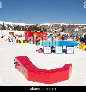 Skischule in Super Besse Skigebiet, Auvergne, Frankreich - mit Spielgeräten Stockfoto