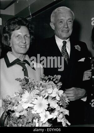 5. Mai 1970 - der neue Botschafter der USA in Paris, kam Arthur Watson am Flughafen Orly an diesem Morgen mit seiner Frau. Er ersetzt Sargent Shriver. Italienischen Ministerpräsidenten Segni besucht Deutschland. Stockfoto