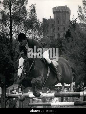 5. Mai 1970 - Royal Windsor Horse Show-Zweiter Tag: Fotoshows. Harvey Smith '' Archie'' Löschen eines der Hindernisse im Wigram Jumping Wettbewerb im Windsor heute Reiten. Stockfoto