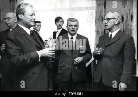 5. Mai 1970 - trafen sich Brandt - Stoph treffen in Kassel die Chefs der Regierung der beiden deutschen Staaten, Willy Brandt und Willi Stoph in Kassel für ihre 2. Gespräch. Die Gespräche wurden auf Wilhelmshoohe Burg. Unser Foto zeigt westdeutsche Bundeskanzler Willy Brandt (links) mit DDR-Ministerpräsident Willy Stoph (rechts) und der Ministerpräsident des Landes Hessen, Albert OSSWALD (Ctr), in einem cocktail Gespräch vor Beginn der Gespräche. Stockfoto