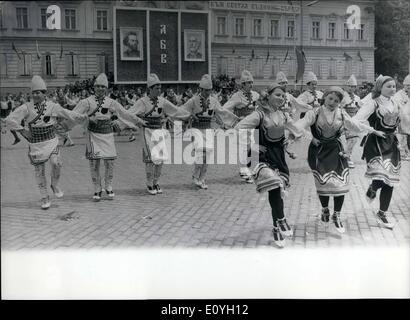 5. Mai 1970 - festlichen Prozession in Sofia anlässlich des 24. Mai - Tag der slawischen Schrift, bulgarischen Bildung und Kultur und die bulgarische Presse. Foto zeigt Volkstänze während der Prozession. Porträts der Brüder Kiril und Metodi-Gründer des slawischen Skripts - kann im Hintergrund gesehen werden. Stockfoto