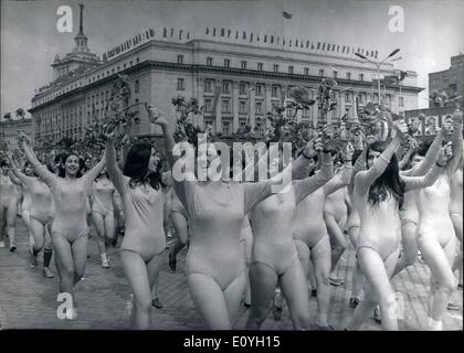 5. Mai 1970 - kann festliche Prozession in Sofia auf der 24. Tag der slawischen Schrift, bulgarischen Bildung und Kultur und der bulgarischen drücken. Das Foto zeigt SchülerInnen aus der Sport Institut demonstriert. Stockfoto