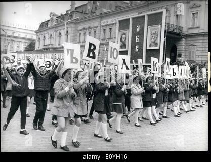 5. Mai 1970 - festlichen Prozession in Sofia anlässlich des 24. Mai-Tag der slawischen Schrift, bulgarischen Bildungund Kultur und die bulgarische Presse. das Foto zeigt die Youngesty Schüler demonstrieren mit Buchstaben des slawischen Alphabets. Stockfoto