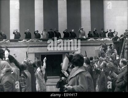 5. Mai 1970 - festlichen Prozession in Sofia anlässlich des 24. Mai-Tag der slawischen Schrift, bulgarischen Bildungund Kultur und die bulgarische Presse. das Foto zeigt die Tribüne mit den offiziellen Persönlichkeiten auf Georgi Dimitrov-Mausoleum. Stockfoto