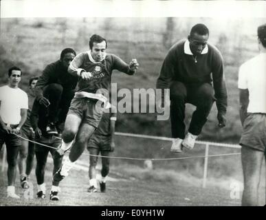 5. Mai 1970 - Pele bereitet sich auf World Cup: Foto zeigt Pete ist der weltweit berühmtesten brasilianischen Spieler gesehen, training mit seinen Teamkollegen für den Start der WM am Sonntag in Mexiko-Stadt. Stockfoto