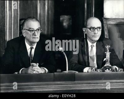 5. Mai 1970 - zeigt der neue Generaldirektor der ILO Foto der alte Direktor der ILO, David Morse (rechts) und Wilfried Jenks (links) der neu gewählte Direktor. Stockfoto