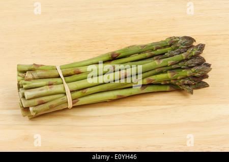 Reihe von frischem Spargel auf einem Holzbrett Stockfoto