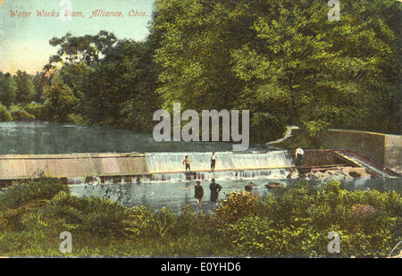 Diese Postkarte aus der Bowden Postcard Collection zeigt einen ruhigen Blick auf den Water Works Dam, Seen und Teiche in Alliance, Ohio. Es bietet einen Einblick in die natürliche Schönheit der Region und zeigt ein beliebtes Gebiet für Freizeitaktivitäten wie Schwimmen und Entspannen am Wasser. Stockfoto