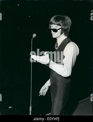 6. Juni 1970 - britischen tour für Robin Gibb.: Robin Gibb, der Sänger/Schriftsteller, die Bee Gees beenden, beginnt seine erste britische Solo Stockfoto