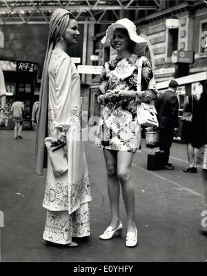 6. Juni 1970 - Tag in Ascot Gold Cup - Mode verlassen von Waterloo Station.: eine Stil des Ostens Outfit komplett mit Turban ist hier gesehen, getragen von Mrs T. Littlejohn Cook, die mit einem Freund Fräulein Josette Priester abgebildet ist, sowohl von Brasilien, als sie Waterloo Station heute für den Ascot Gold abreisten cup treffen. Stockfoto