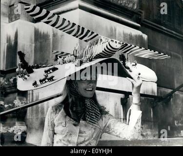 6. Juni 1970 - Ascot Moden bei Waterloo - The First Day Of The Royal Ascot-Meeting: Phot zeigt Carol Roddick aus East Croydon gesehen tragen 4 ft breiten grünen Hut verziert mit einem Modellflugzeug Piper Super Cup und verschiedene Tiere für das Ascot heute Morgen ließ. Stockfoto