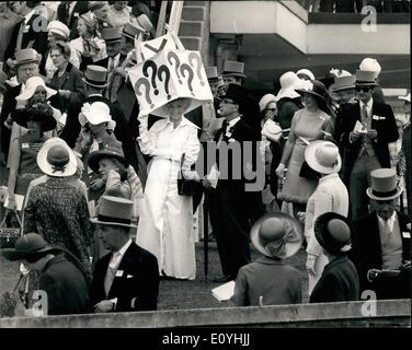 6. Juni 1970 - Royal Ascot zweiten Tag-Frau mit ihrer '' Wahl besonderen Hut '': Phot zeigt Frau Beschuss in der Menge in Ascot heute tragen ihr gesehen '' Wahl besonderen Hut " Stockfoto