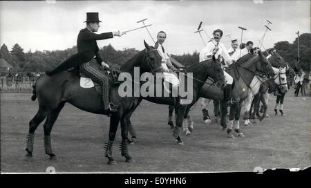 6. Juni 1970 - wir feiern 100 Jahre Polo in Großbritannien, Prinz Philip im Herbst. 1870polo Kleid gestern Windsor, Prinz Philip und Earl Mountbatten fungierte als Schiedsrichter während des Spiels 9/12 Lancers und die Royal Hussars - zum Gedenken an 100 Jahre Polo in Großbritannien. Später in den Nachmittag Preis Philip fiel während eines Spiels. Er wurde Riss der Bänder in der rechten Schulter und in ein Krankenhaus zur x-Strahlen, später, die er durfte zurück nach Windsor Castle. Foto-Show: Prinz Philip im Jahre 1870 Polokleid gibt Unterricht in eines der Teams vor dem Start des Spiels gestern. Stockfoto