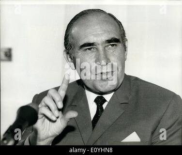 6. Juni 1970 - nichts zu lernen aus Brasilien sagt Sir Alf Ramsey-Sir Alf Ramsey, Englands Manager eine Pressekonferenz in London gestern seine ersten seit der Rückkehr mit dem WM-Team aus Mexiko vor neun Tagen kommentieren Englands Niederlage, sagte er "ich glaube nicht, dass wir lernen Anthing aus der Breazilians-ich werde nie akzeptieren, dass England zweitbeste. Stockfoto