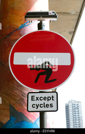 Graffiti an einem No Entry Straßenschild, Cable Street, London, England, UK. Stockfoto