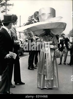 6. Juni 1970 - der erste Tag des Royal Ascot Meetings Moden des Kurses. Foto zeigt: Frau Gertrude Schilling, die jeden Tag für sensationelle Hüte tragen bekanntlich heute angekommen in Ascot tragen diese Tasse und Untertasse und Löffel, in Gold lame. Stockfoto