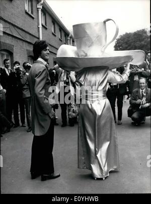 6. Juni 1970 - der erste Tag des Royal Ascot Meetings Moden des Kurses. Foto zeigt: Frau Gertrude Schilling, die jedes Jahr für sensationelle Hüte tragen bekanntlich heute angekommen in Ascot tragen diese Tasse und Untertasse und Löffel, in Gold lame. Dies ist, was es von hinten gesehen. Stockfoto