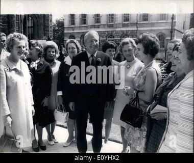 6. Juni 1970 - Premierminister trifft konservative Frauen M.P.: Herr Edward Heath, der Ministerpräsident, heute Nachmittag trafen sich 13 der neu gewählten konservative Frauen M.P. in old Palace Yard, Westminster. Foto zeigt, dass Herr Edward Heath, der Premierminister mit den Frauen der M.P. abgebildet Stockfoto