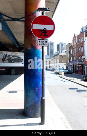 Graffiti an einem No Entry Straßenschild, Cable Street, London, England, UK. Stockfoto