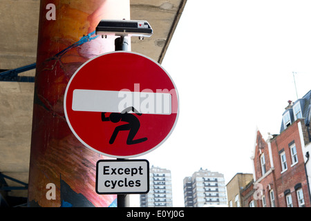 Graffiti an einem No Entry Straßenschild, Cable Street, London, England, UK. Stockfoto