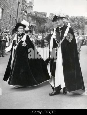 Elizabeth II. und Prinz Philip Fuß zum St.-Georgs Kapelle Stockfoto