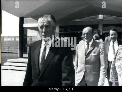 25. Juni 1970 - George Romney in Europa. Die amerikanischen Secretary Of Housing And Urban Development kamen für einen Besuch in München auf seiner Europa-Tournee. Er betrachtet, unter anderem, die u-Bahn-Baustellen und des Olympiastadions. Nach München wird Romney nach Berlin, Hamburg, und dann Helsinki, Stockholm, Kopenhagen und London reisen. Im Bild: George Romney im Münchner Olympiastadion. Stockfoto