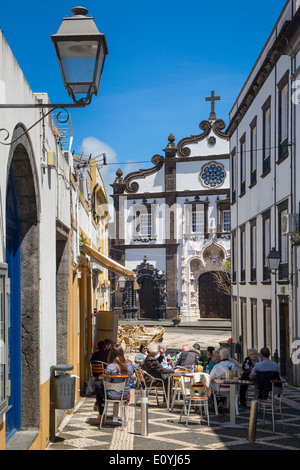 Café im Freien unter der Kirche St. Sebastian in Ponta Delgada, Azoren, Portugal Stockfoto