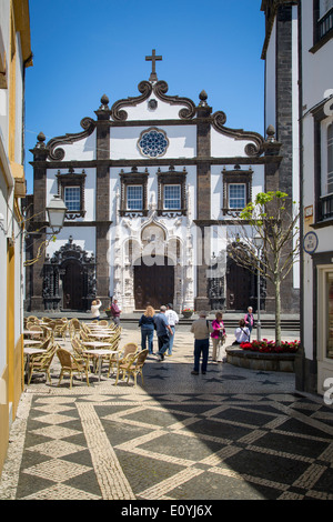 Touristen unterhalb der Kirche St. Sebastian in Ponta Delgada, Azoren, Portugal Stockfoto