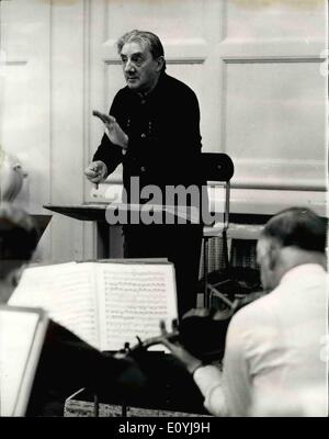 7. Juli 1970 - Sir John Barbirolli stirbt. Sir John Barbirolli Conductor in Chef des Orchesters Halle, starb letzte Nacht. Er war 70. Sir John, der am vergangenen Freitag zusammenbrach, wurde am Bishepsgate Institut gestern Proben mit der neuen Philharmonie in Vorbereitung für ihr Engagement im nächsten Monat bei Expe 70 in Osaka, Japan. Foto zeigt, dass dieses Bild von Sir John Barbaiolli gestern aufgenommen wurde, während mit dem new Philharmonic Orchestra bei der Bischof Achat Institut Proben. Stockfoto