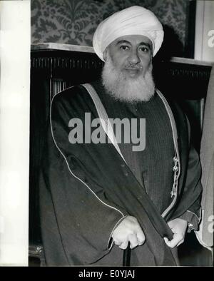 7. Juli 1970 - Sultan von Maskat und Oman sucht Zuflucht In Großbritannien: Der Herrscher von Maskat und Oman, Sultan sagte bin Taimur, 60, nahm Zuflucht in Großbritannien letzte Nacht nachdem er jemals geworfen in eine Palastrevolution von seinem Sohn, Scheich Qabis bin Said entwickelt. Der Sultan wurde nach Großbritannien am Samstag in einem R.A.F-Flugzeug geflogen. Er litt unter leichten Schussverletzungen, erhielt in einem Palast Handgemenge. Foto zeigt 60 - jährige sagte Bin Taimur, Sultan von Maskat und Omar, der jetzt in England. Stockfoto