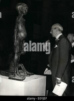 7. Juli 1970 - eröffnet Oberbürgermeister Kunstausstellung; Der Lord Mayor of London, Sir Ian Bowater, eröffnet heute Nachmittag die Stadt und Gilden von London School Festival Kunstausstellung, an der Royal Exchange. Foto zeigt The Lord Mayor of London, Sir Ian Bowater, Blick auf '' Biafra Figuren von Philomena Davidson, bei seinem Besuch in der Ausstellung heute. Stockfoto